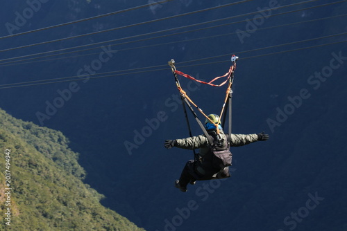 Pessoa descendo em uma tirolesa no Canion Fortaleza, na Serra Geral, na cidade de Cambará do Sul que fica no estado do  Rio do Sul, no Brasil, dentro do Parque Nacional dos Aparados da Serra.