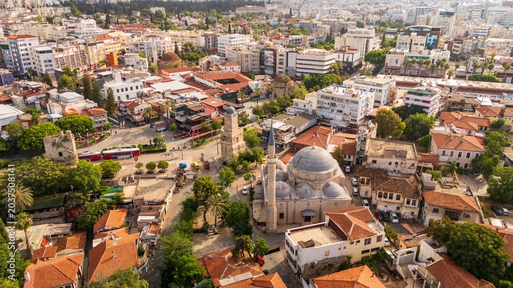 Obraz premium drone aerial historic ottoman mosque surrounded by residential neighborhood houses in Kaleici old town. Cultural heritage site scenery in Antalya, Turkey