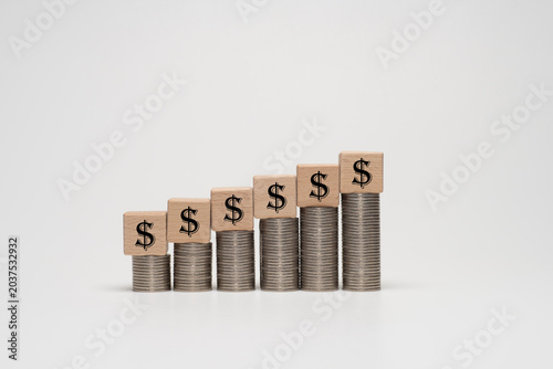 積み上がって増えるお金のイメージ