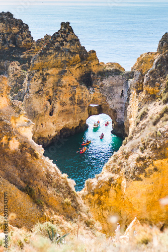 Foto Kayaks and boats in turquoise cove at Ponta da Piedade, Lagos, Algarve