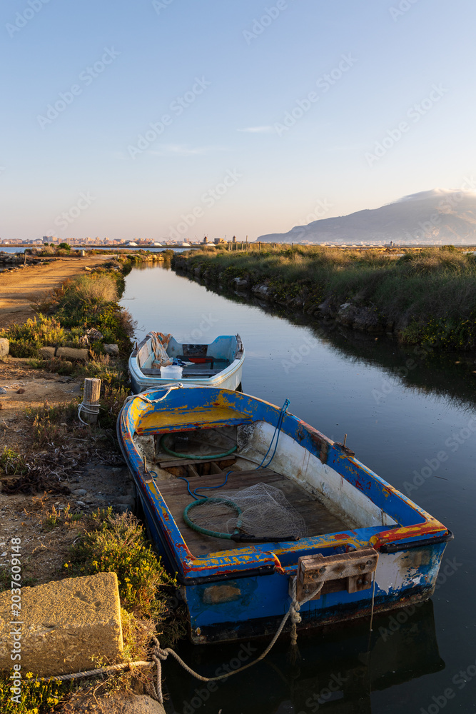 Obraz premium barca in un canale alle saline di Trapani