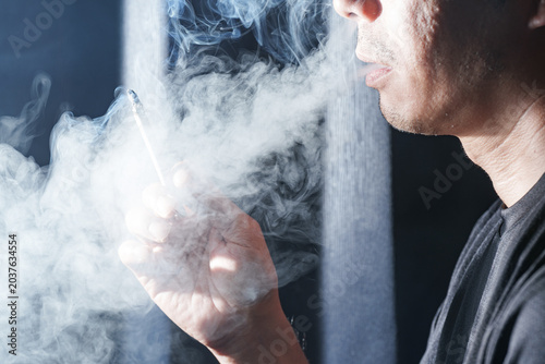 Cuadro en lienzo 画面いっぱいに広がる濃いタバコの煙と男性。受動喫煙の防止や禁煙キャンペーンを風刺する視覚素材