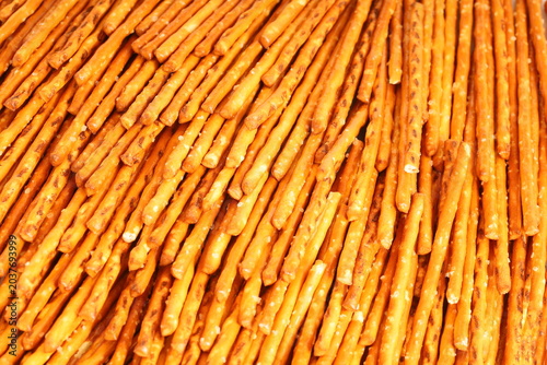 Salzstangen, Salzgebäck, Snack für den Fernsehabend oder das Fußballspiel, als Struktur oder Hintergrund, Macro, Nahaufnahme