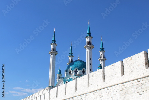 Photos The mosque building against the bright blue sky.