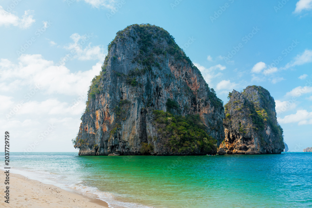 Naklejka premium Phra Nang Beach Limestone Cliffs Tropical Coastline Thailand Scenery