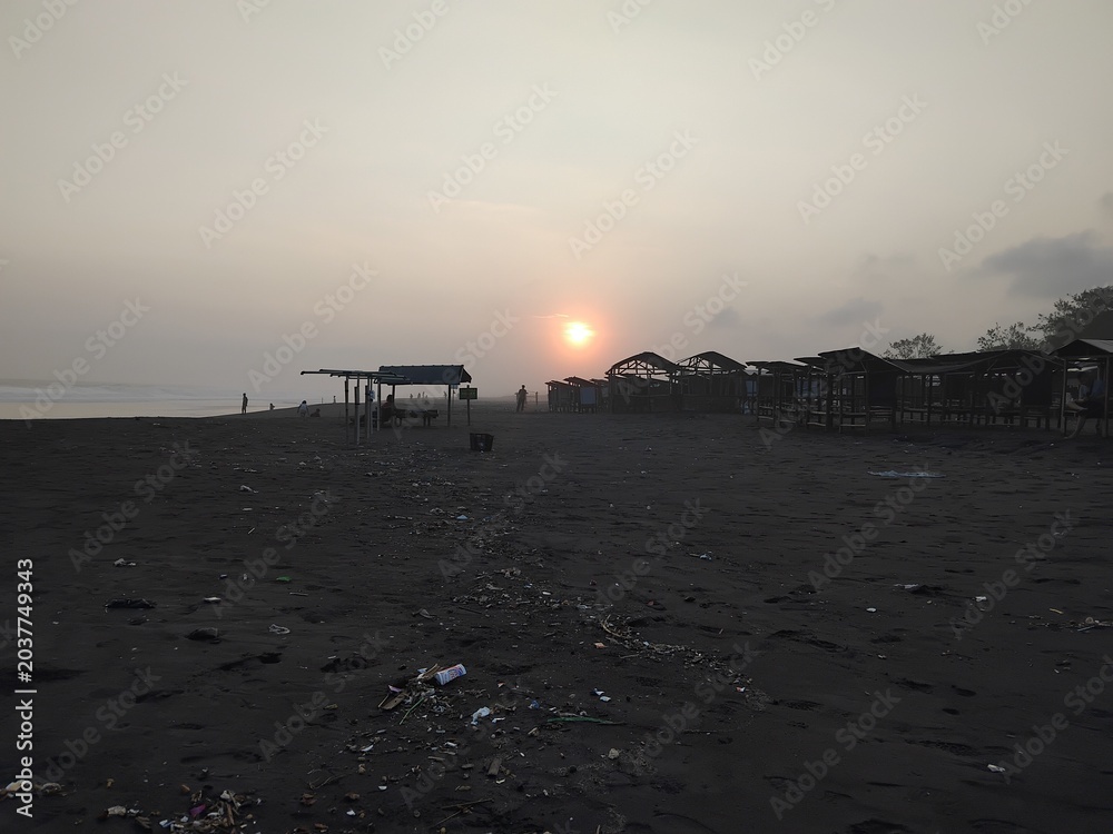 Obraz premium sunset on the black sandy beach
