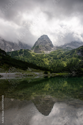 Drachensee vor Bergkulisse 