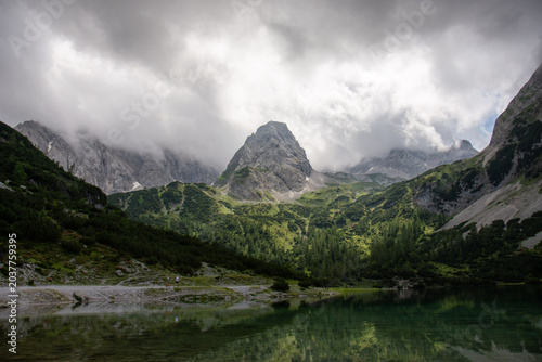 Drachensee vor Bergkulisse 
