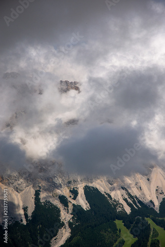 Berg versteckt sich in den Wolken