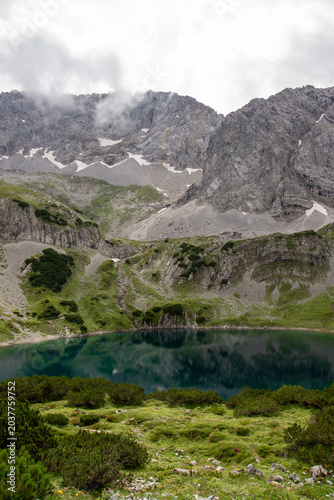 Drachensee vor Bergkulisse 