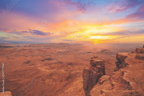 Φωτογραφία Beautiful dramatic sunset over the desert