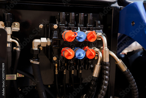 Foto Close up of hydraulic control valve manifold with red and blue caps on heavy mac