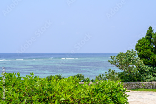 Tableau sur toile 沖縄の海を望む緑に囲まれたビーチの風景