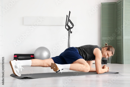 Sporty young man training o...