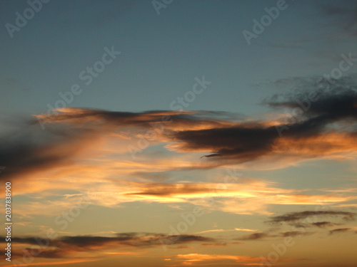Canvastavla Atardecer naranja con nubes en el cielo