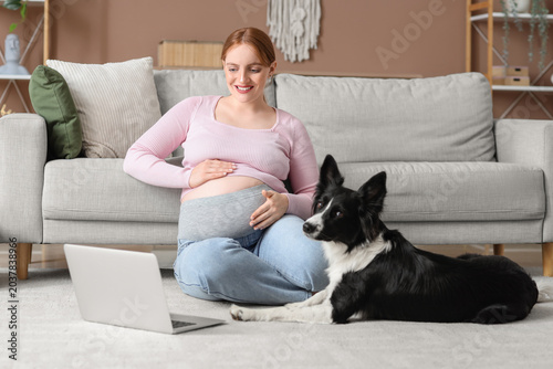 Young pregnant woman with c...