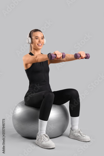 Sporty young woman in headp...