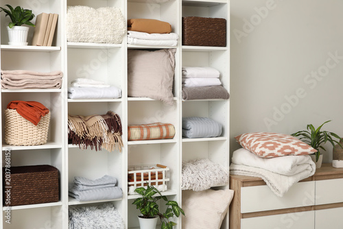 Shelving unit with clean be...