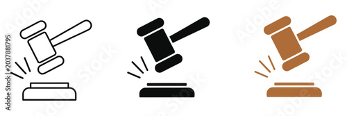 Tableau sur toile Hammering Justice, A Gavel Poised Symbolizing Law and Order, classic justice emb