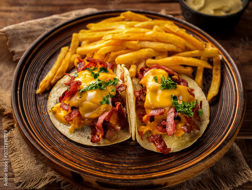 Aperitivo de patatas con queso y bacon
