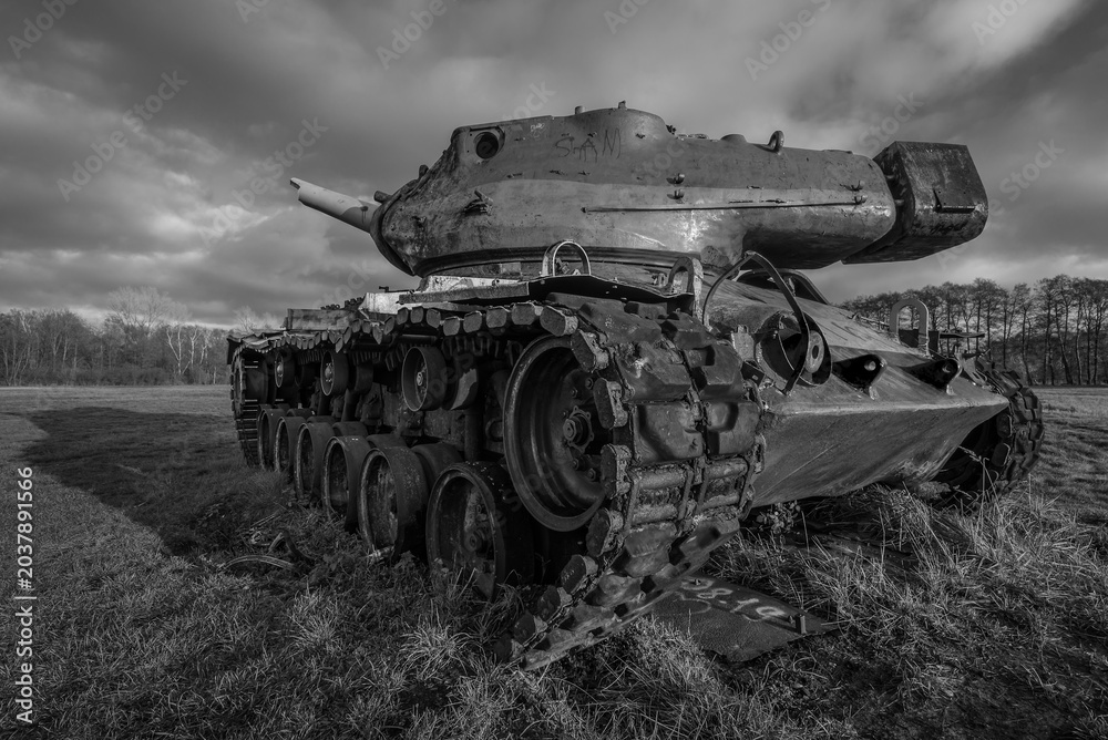 Obraz premium abandoned battle tank on a training range