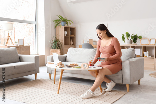 Young pregnant woman with m...