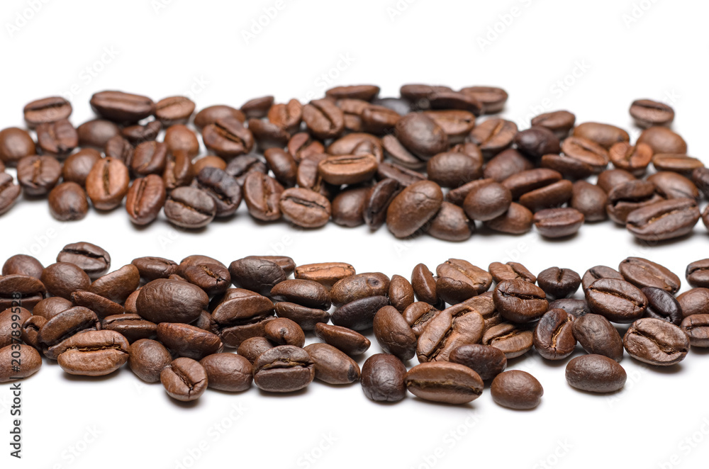 Fototapeta premium Heap of roasted coffee beans isolated on white background