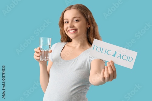 Happy pregnant woman holdin...