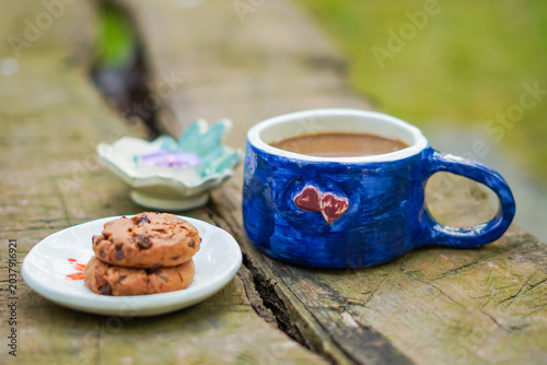 Obraz na plátně scena still life con una tazza di caffe latte, un piattino con biscotti e una ca