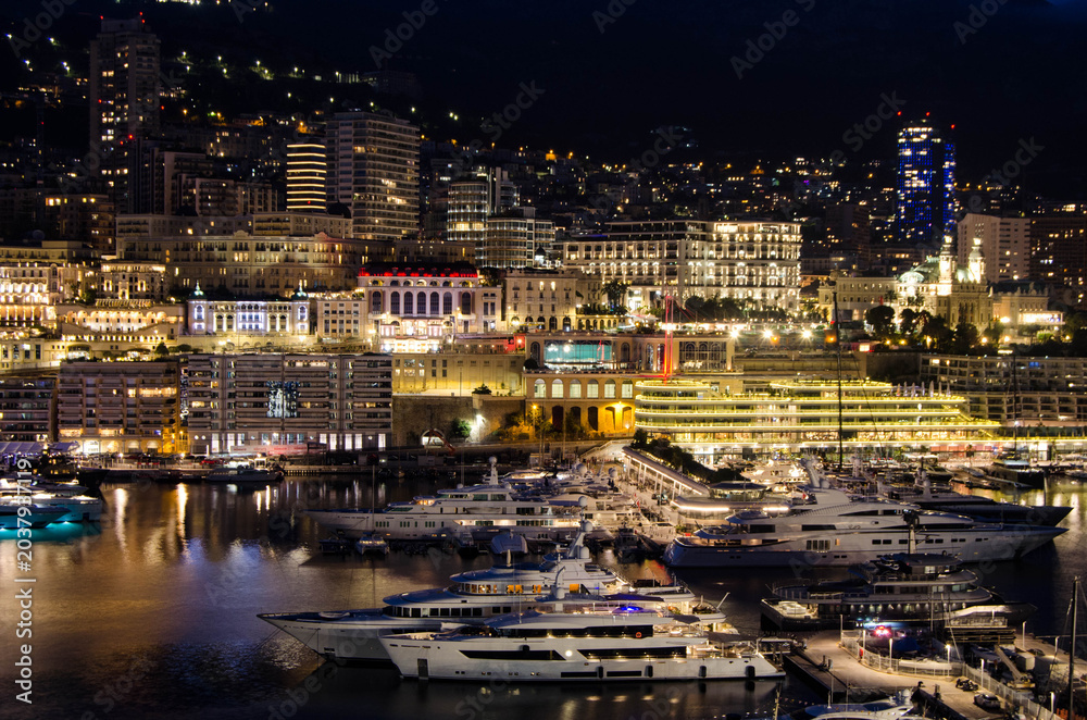 Fototapeta premium « Port illuminé de Monaco avec yachts et skyline nocturne » 