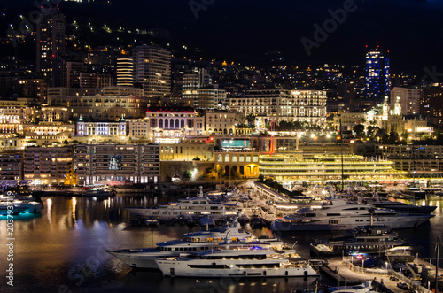 « Port illuminé de Monaco avec yachts et skyline nocturne »
