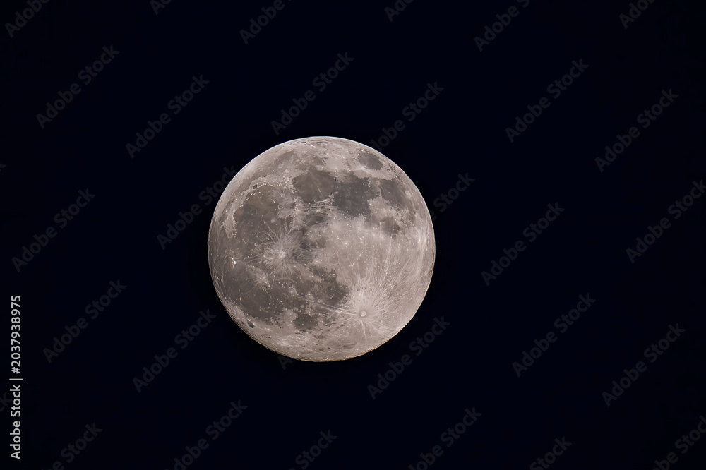 Obraz premium Full moon glows softly against deep black sky. Crisp lunar surface shows craters and valleys. Serene, timeless beauty evokes wonder and peace. Perfect for nature, astronomy, or tranquil background use