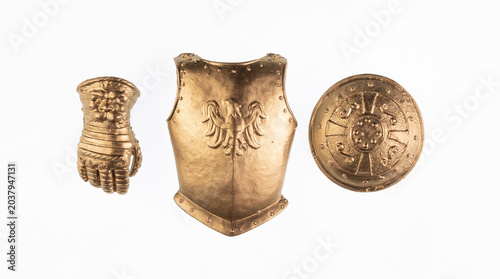 Foto gold knight armor, shield on white isolated background