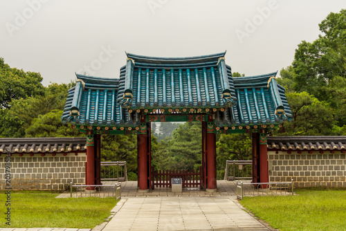 Quadro su tela Korean Admiral Yi Sun-shin Walking along the Stone Wall of Memorial Temple