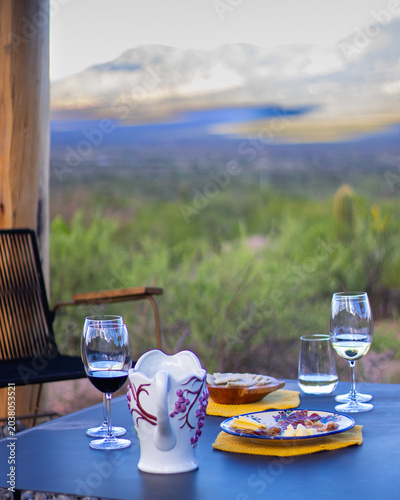Schilderij op canvas Mesa de merienda al aire libre con vista al valle desdibujado