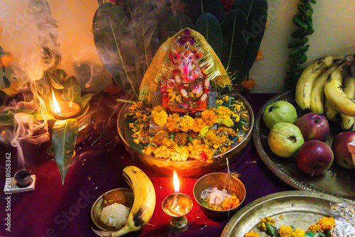 Fotografia hindu devotional setup featuring ganesha idol flowers fruits and ceremonial offe