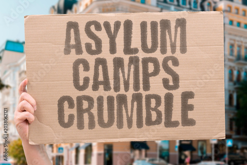 Schilderij op canvas "Asylum Camps Crumble" Deteriorating camp conditions expose systemic funding failures