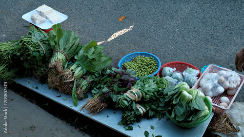 Tableau sur toile Fresh Vietnamese Produce Sold On Sidewalk Marke