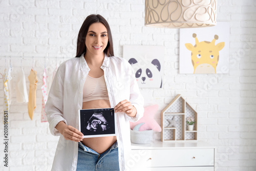 Young pregnant woman with s...