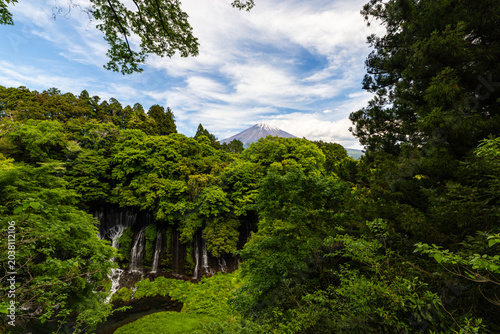 白糸の滝と富士山