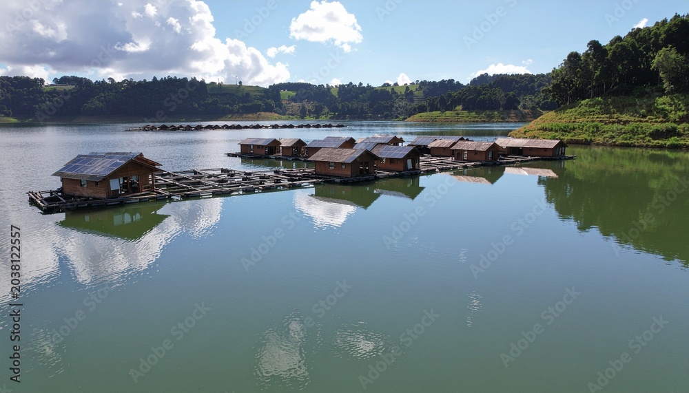 Obraz premium Sustainable Eco-Friendly Floating Village Powered by Solar Energy