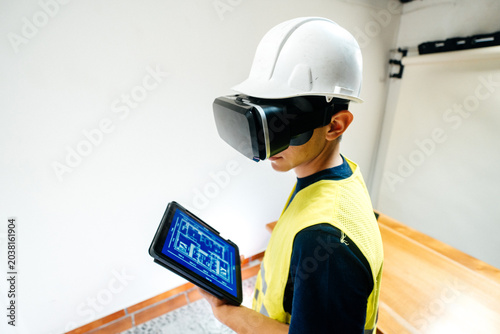 Tableau sur toile Hombre utilizando lentes VR para diferentes actividades