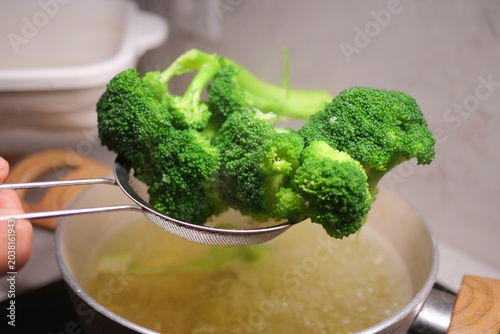 Εκτύπωση καμβά Cooking broccoli in a pot of boiling water