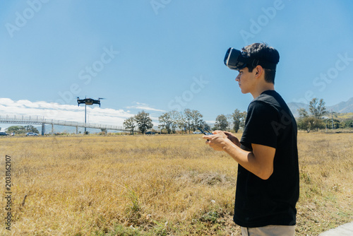 Hombre utilizando lentes VR para diferentes actividades