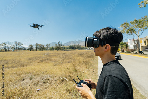Hombre utilizando lentes VR para diferentes actividades