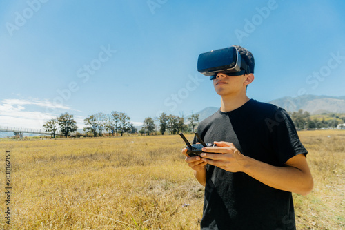 Hombre utilizando lentes VR para diferentes actividades