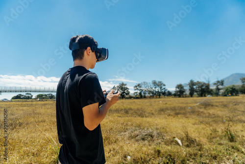 Hombre utilizando lentes VR para diferentes actividades