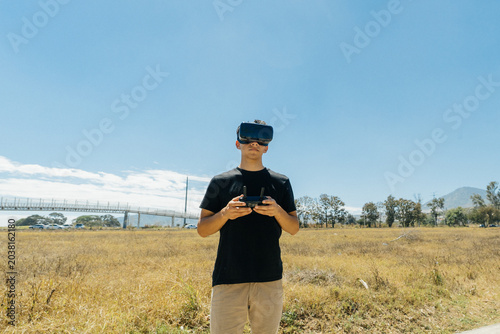 Hombre utilizando lentes VR para diferentes actividades