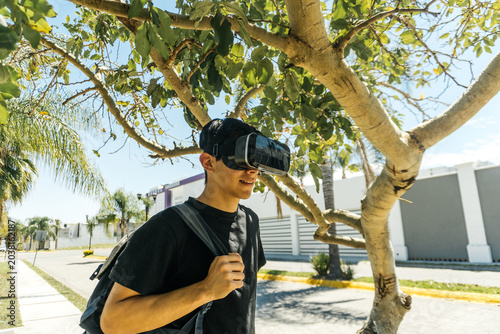 Hombre utilizando lentes VR para diferentes actividades