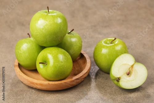 Bild auf Leinwand Fresh Granny Smith apples with bright green skin and crisp juicy texture